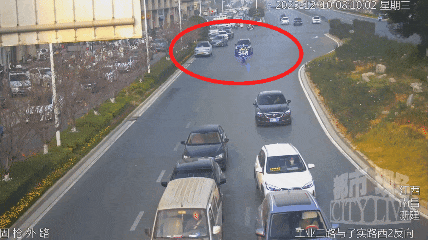 南昌早高峰一临盆孕妇羊水破裂 铁骑开道9分钟护送至医院门口