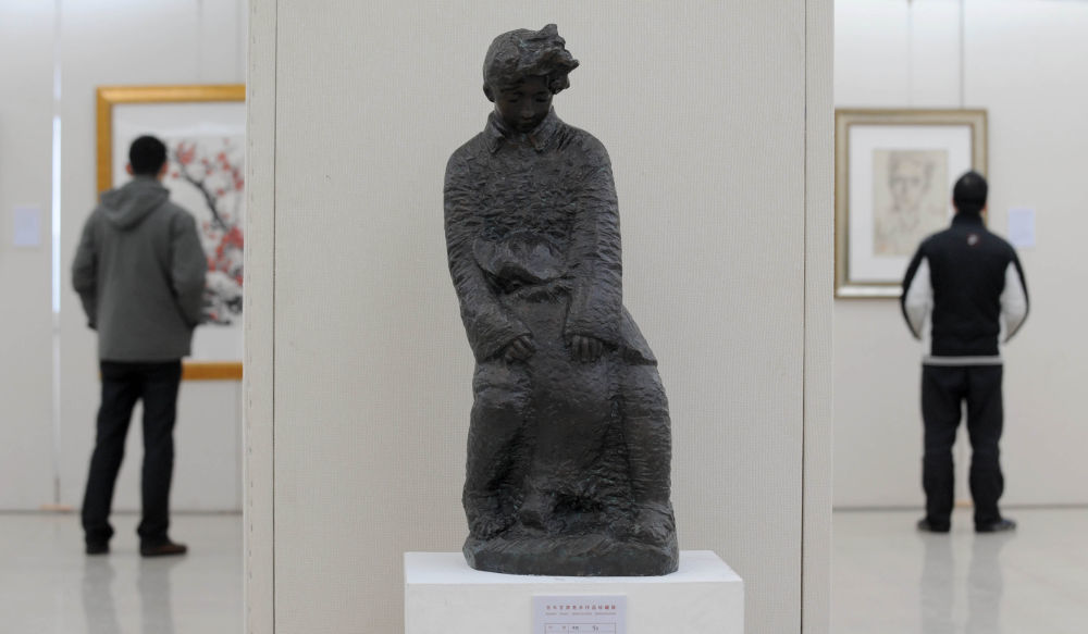 这是展出的何鄂作品《深情》（2008年1月28日摄）　新华社记者　韩传号　摄