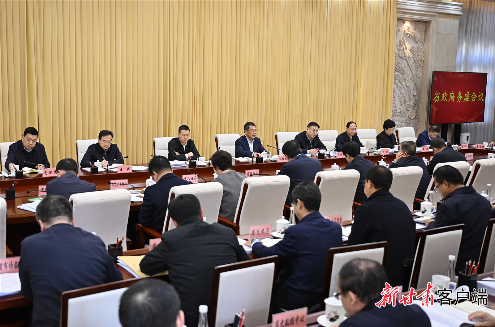 12月15日，省委副书记、省长任振鹤主持召开省政府务虚会议。新甘肃&middot;甘肃日报记者　盛学卿