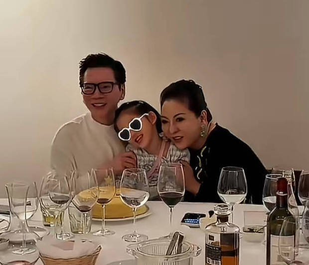 搜狐娱乐讯 近日,向太一家为向华强庆生, 抱孙女合照笑容满面,向佐打扮清爽帅气!