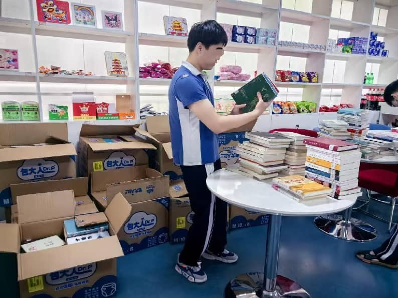 图为文文整理图书