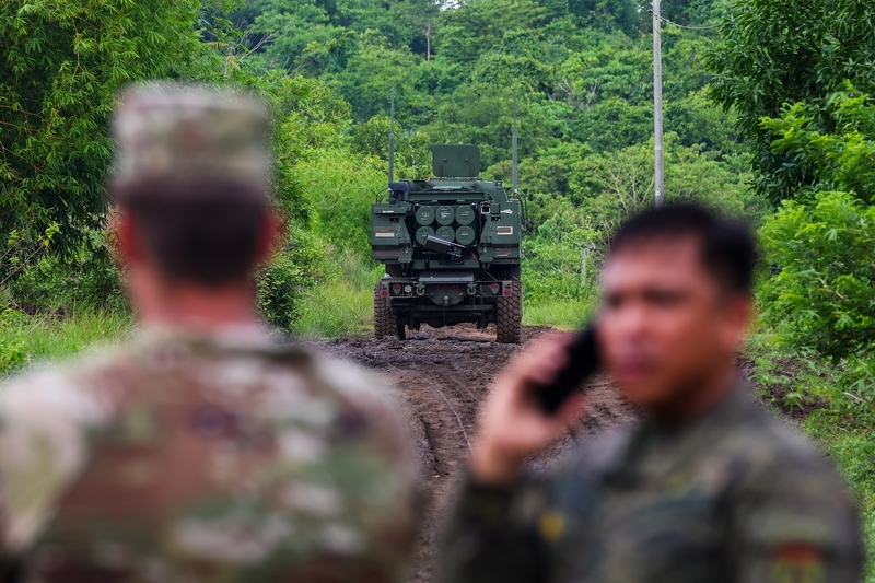 6月30日，菲律宾新怡诗夏省卡巴那图安市，美菲军队举行联合实弹演习，展示HIMARS高机动火箭炮系统。