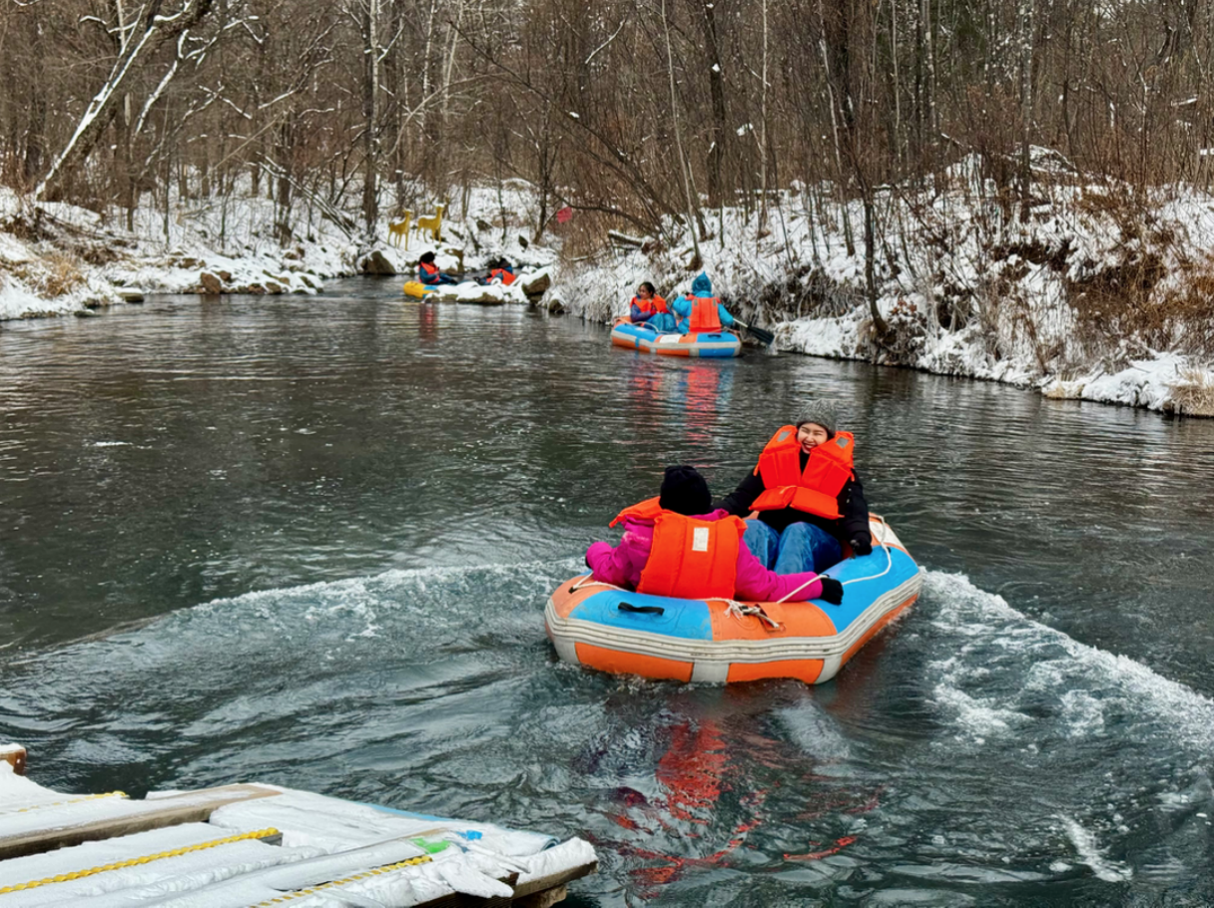 旅行商代表在露水河国家森林公园体验冬季漂流。