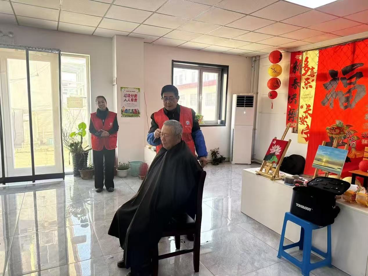 秦皇岛北戴河新区城市发展局开展“关爱城市美容师”公益理发活动