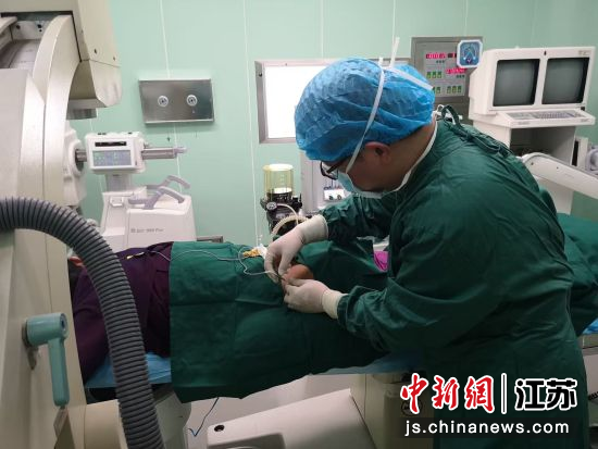 医生为患者治疗。 宋蕾 摄