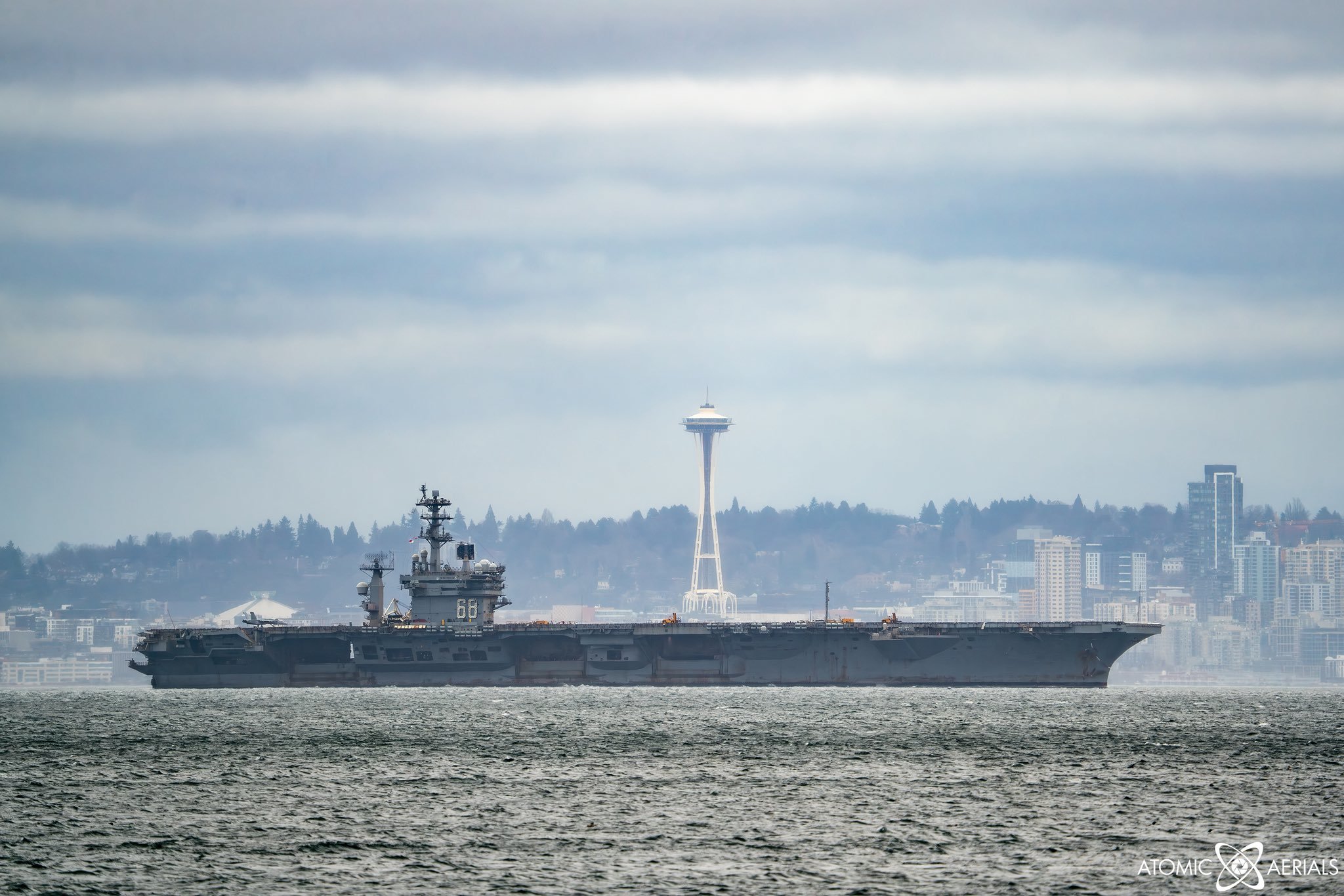 “尼米兹”号在抵达基萨普海军基地之前驶过华盛顿州西雅图外海