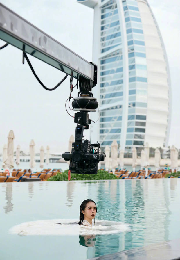 蔡依林在水中拍摄MV。