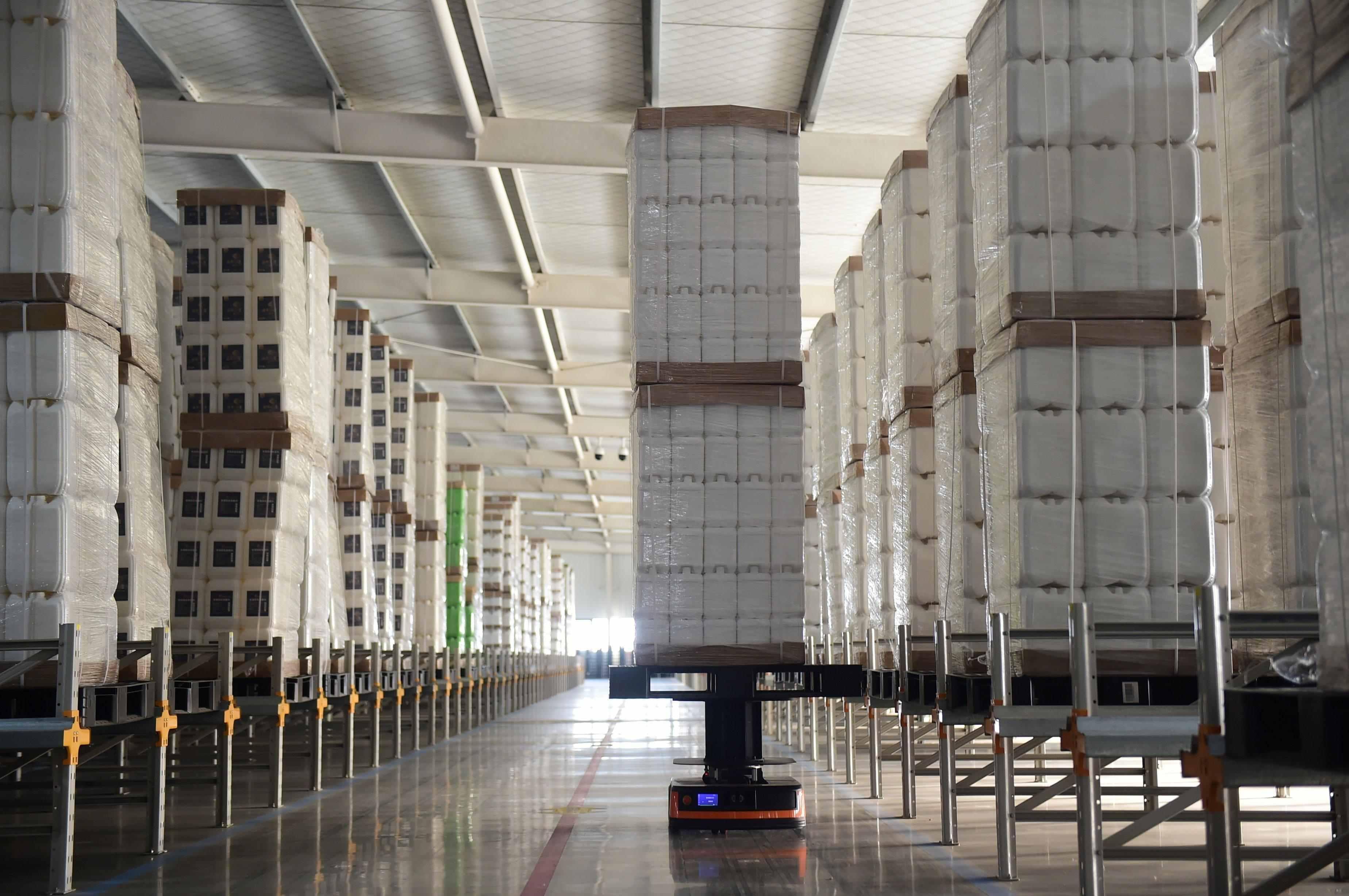 智能机器人在转运产品。