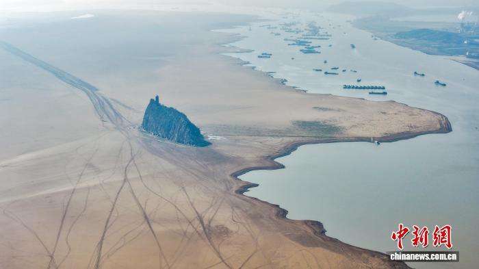 12月14日，江西湖口，随着鄱阳湖水位走低，昔日丰水期被淹水中的鞋山岛露出水面。张玉 　摄