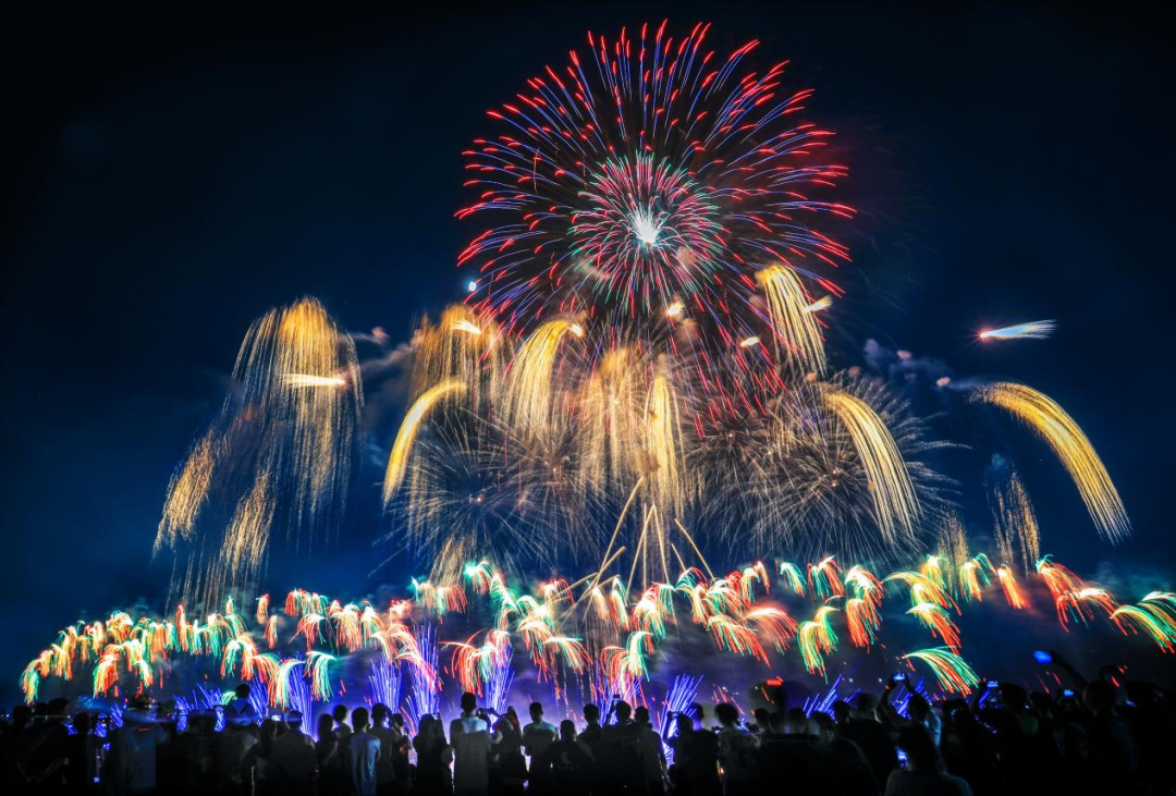 万载大型焰火晚会。王青梅 摄