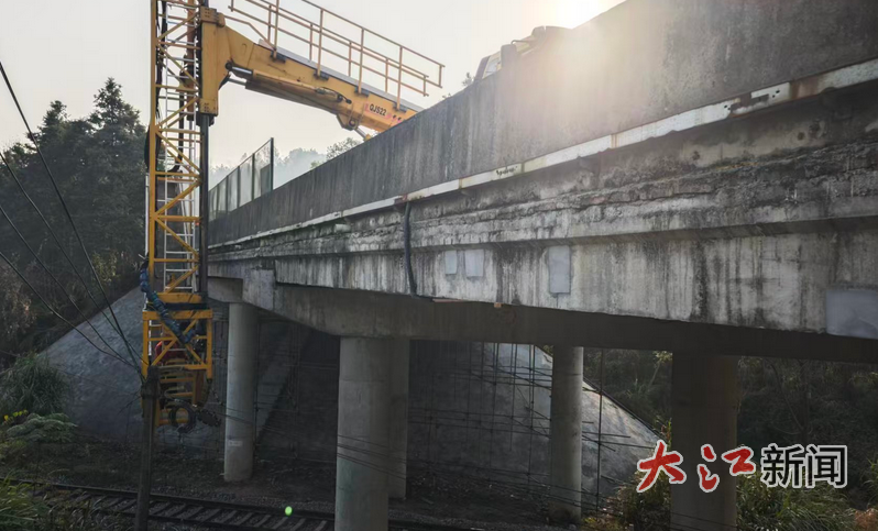 分宜公路分中心完成G220东深线下陂铁路立交桥支座更换(图)