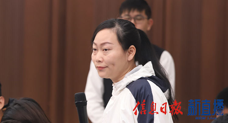 江西广播电视台都市频道提问（文颖 摄）