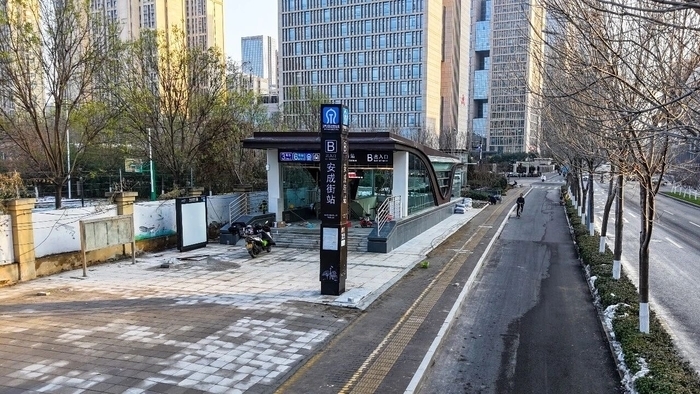 6号线礼耕路站出入口围挡拆除后