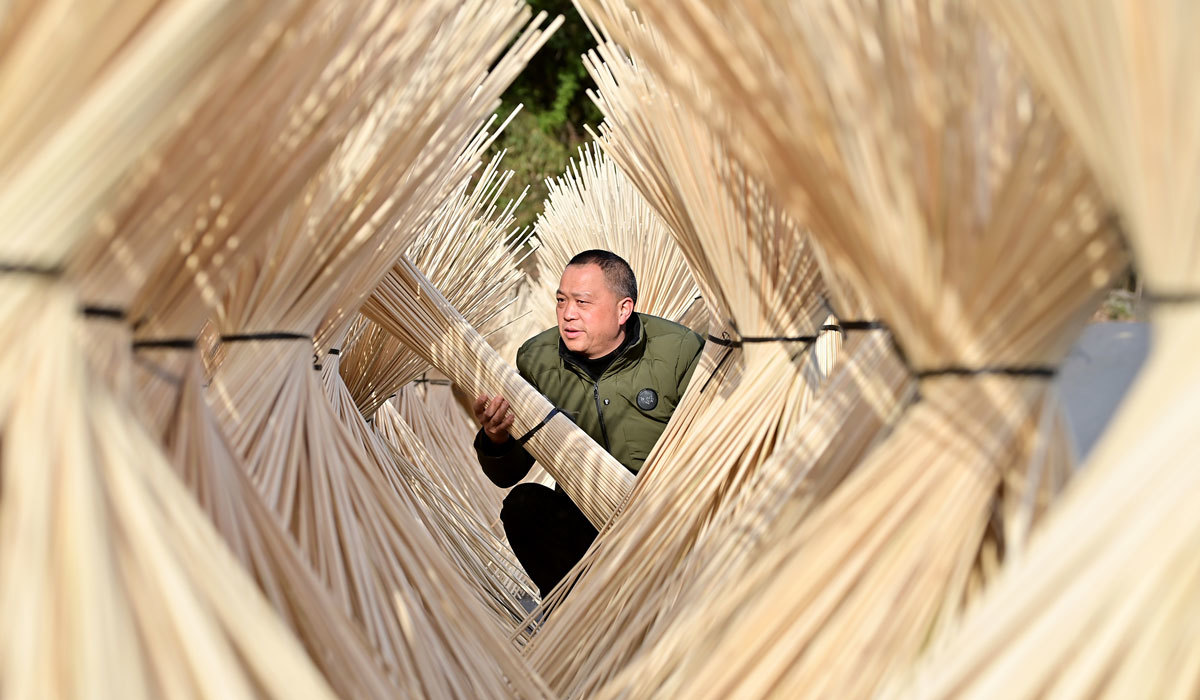 江西万载：竹丝晾晒忙 致富有奔头（图）