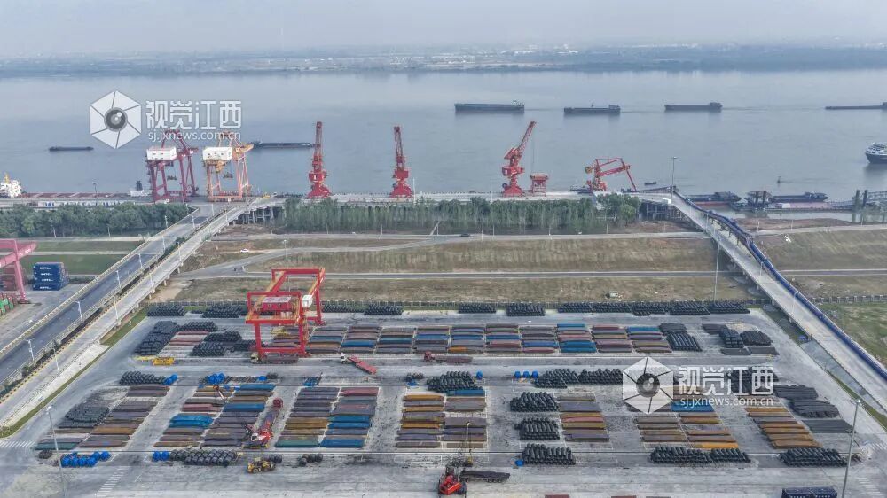 码头正在进行装卸作业（魏东升 摄）