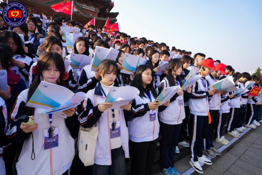 12月8日下午，福建三明永安九中277名学子在赣江之畔诵读《滕王阁序》。 校方供图