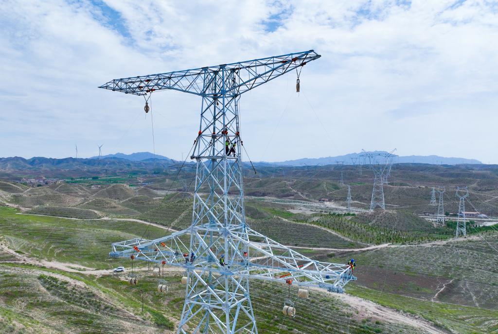 白银至天都山第三回750千伏线路工程（甘肃段）开展导线展放工作（国网白银供电公司供图）