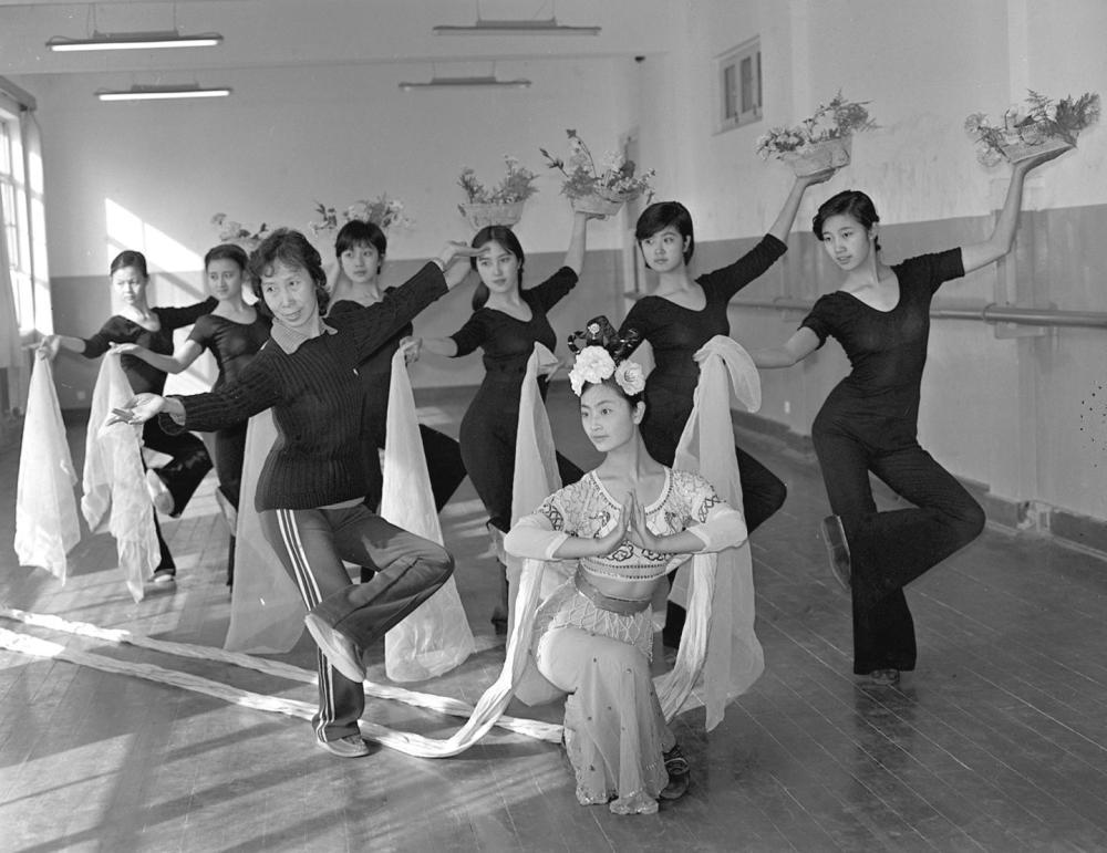 高金荣（前左）正在辅导学员排练组舞《敦煌梦幻》（1985年12月27日摄）　新华社记者　张生贵　摄