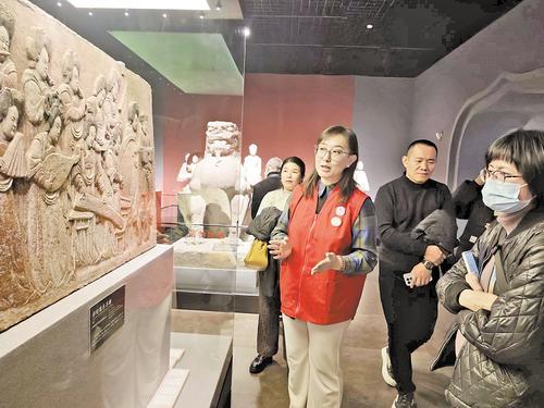 12月5日，河北博物院志愿者讲解员马楠在“曲阳石雕”展厅讲解。 本报记者 史晓多摄