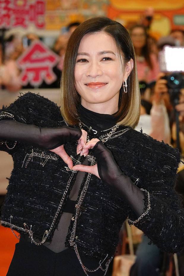 佘诗曼比心互动甜酷氛围超吸睛。