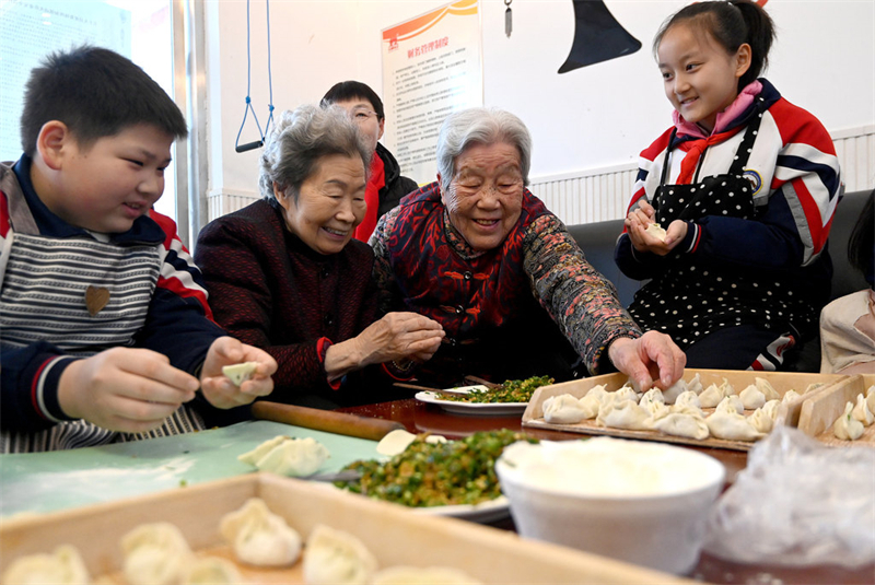 12月18日，邯郸市邯山区开元小学的学生和邯山区安文养老院的老人一起包饺子。