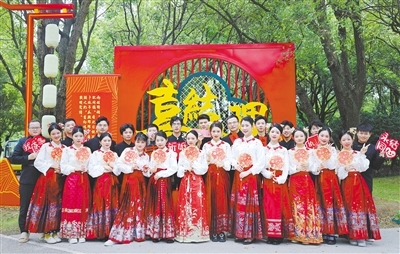 集体婚礼彰显婚恋新风尚