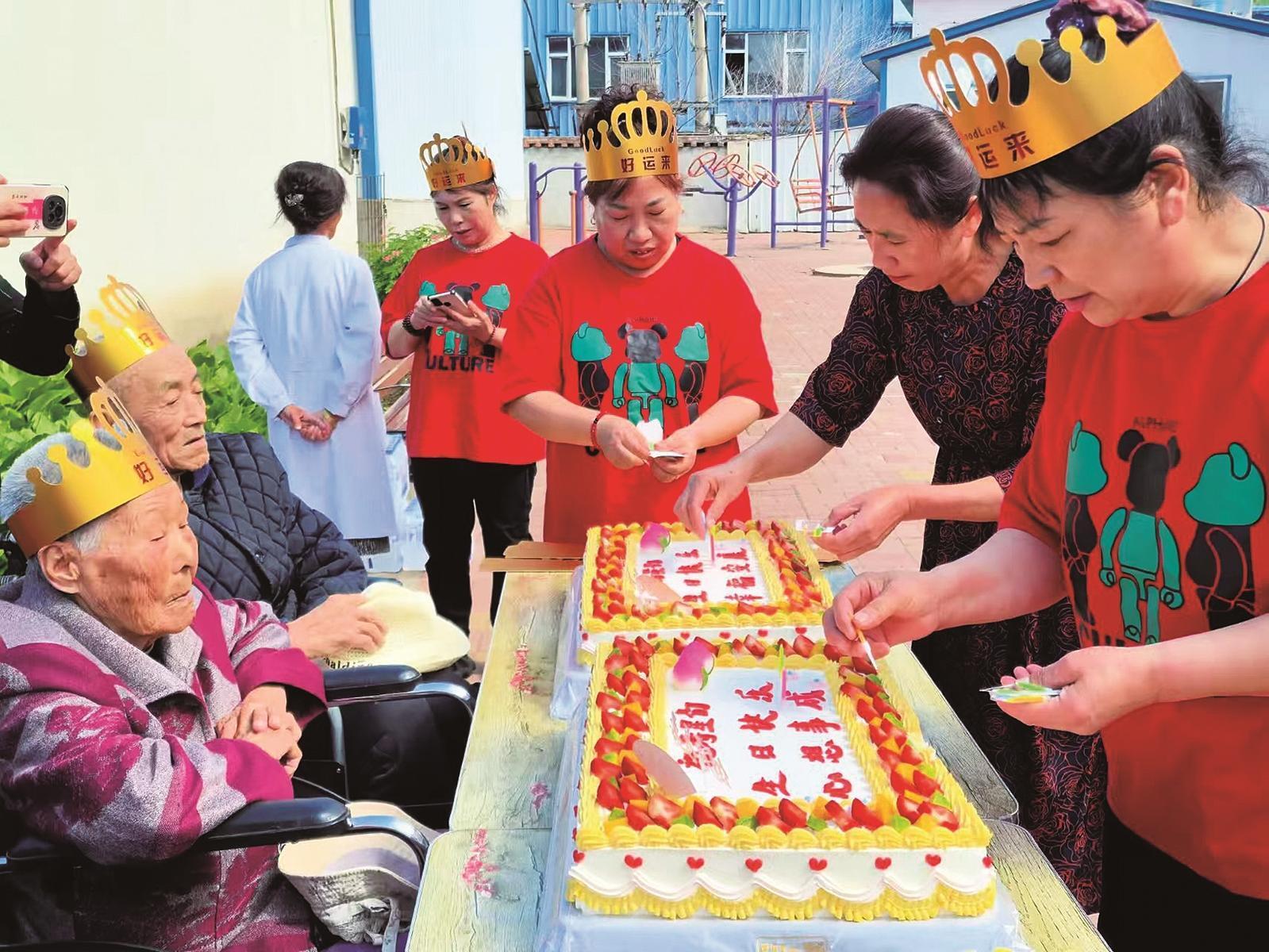 “十四五”时期，吉林市民政局聚焦“一老一小”需求，推进供给多元化服务，积极构建养老服务三级网络。　牛丰　摄