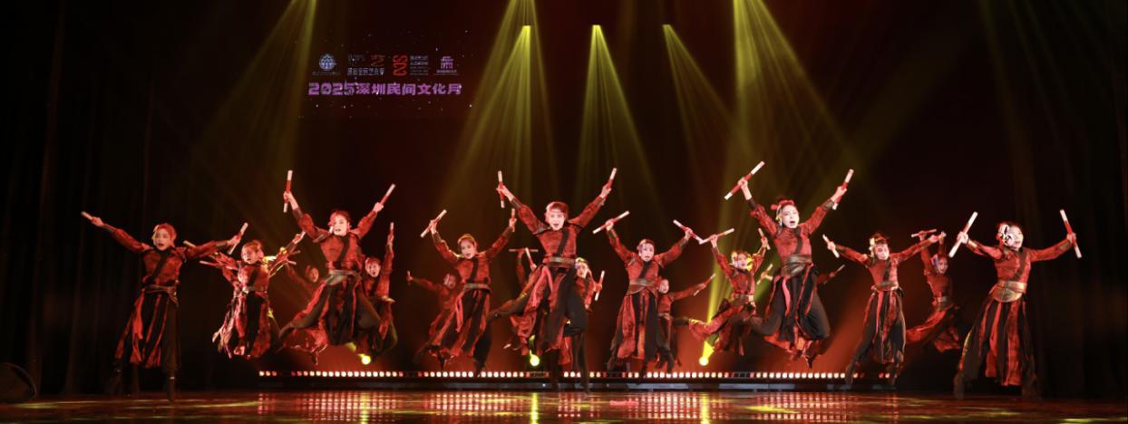 女子群舞《帼面凤翎》