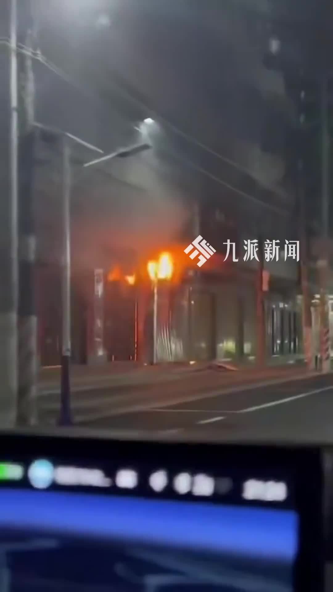 汕头火灾幸存者：楼上火烧的痕迹并不重，亲人或受到浓烟的影响更大