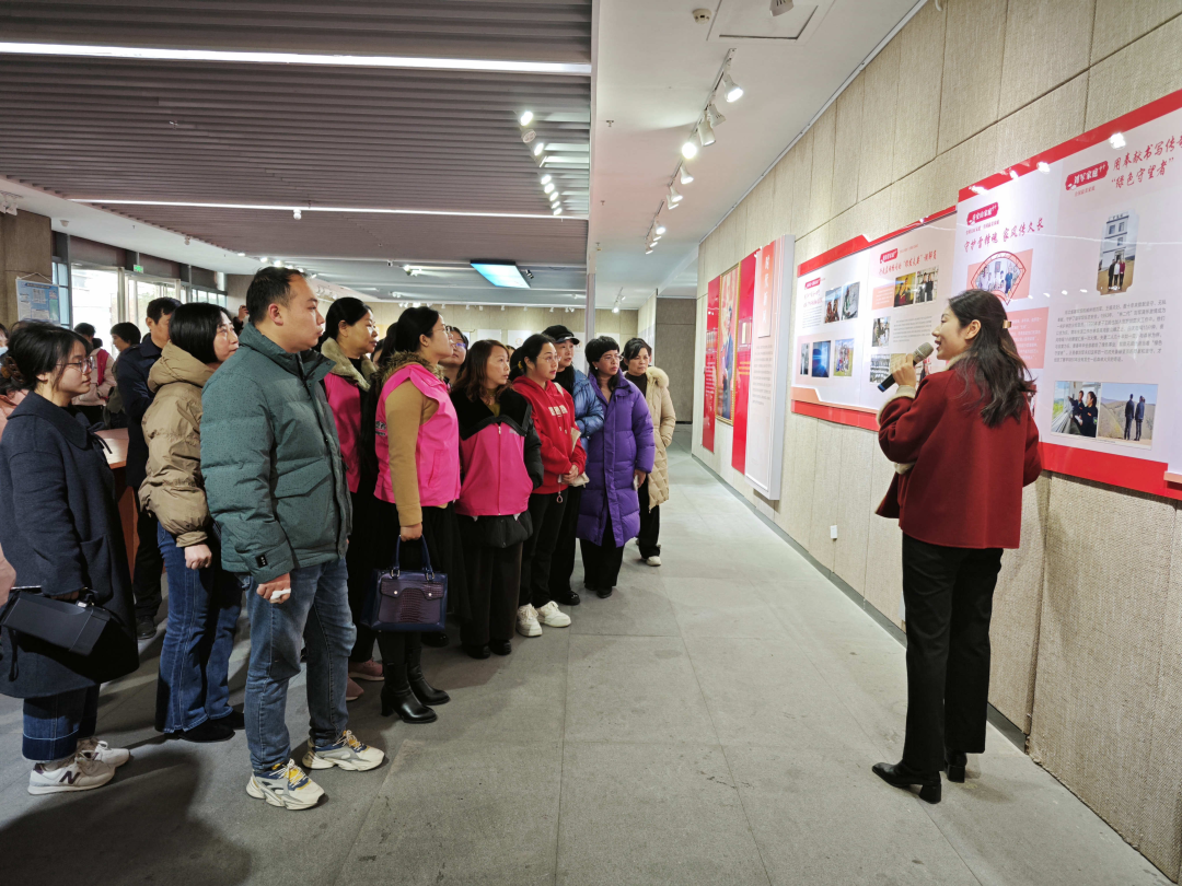 江西省新余市纪委监委、市妇联联合举办“传承优良家风 涵养清风正气”中华好家风主题展，教育引导党员干部以好家风涵养好作风。图为该市党员干部观展学习。 陈思梦 摄