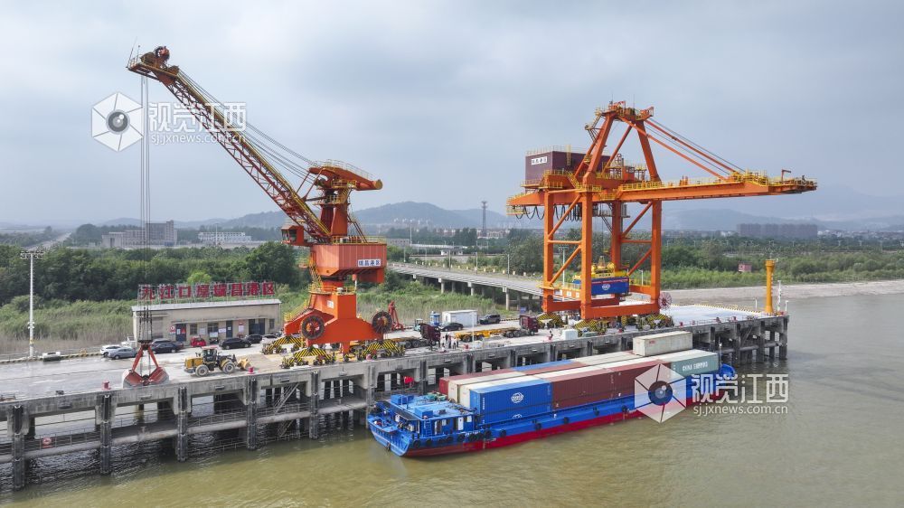 外贸集装箱正在吊装（魏东升 摄）