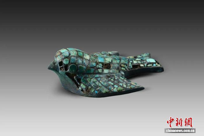 图为绿松石铜鸟饰。陕西省考古研究院供图