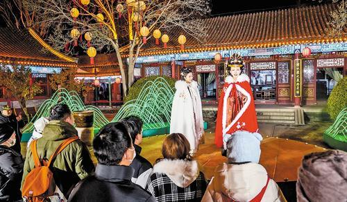 12月14日，游客在正定荣国府景区观看“一梦入红楼”沉浸式夜游演出。 本报记者 李东宇摄