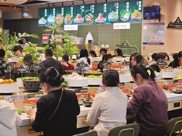 用绿植打造具有山野特色的餐厅
