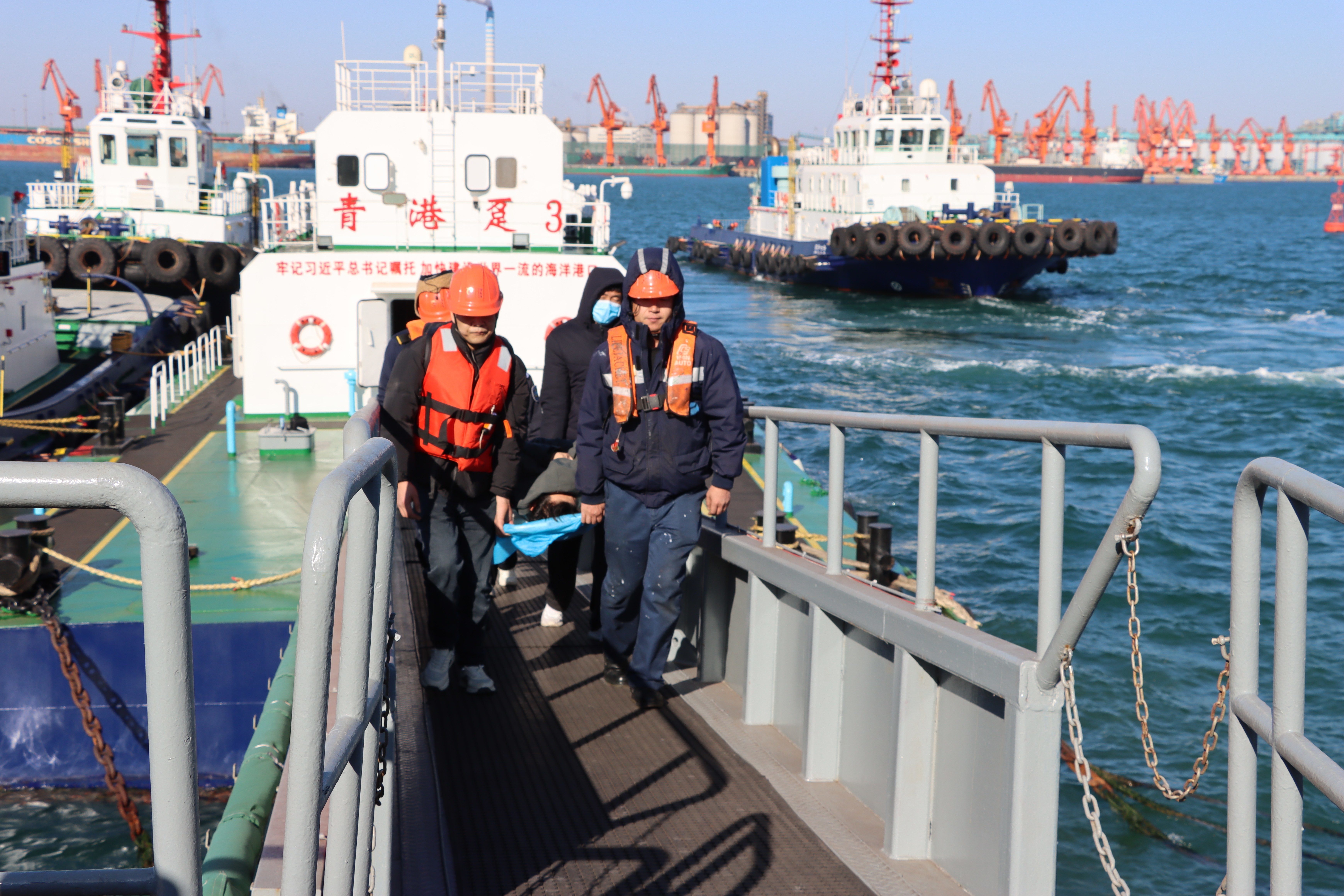 生命时速!山东港口青岛港两小时紧急转运海上患病船员