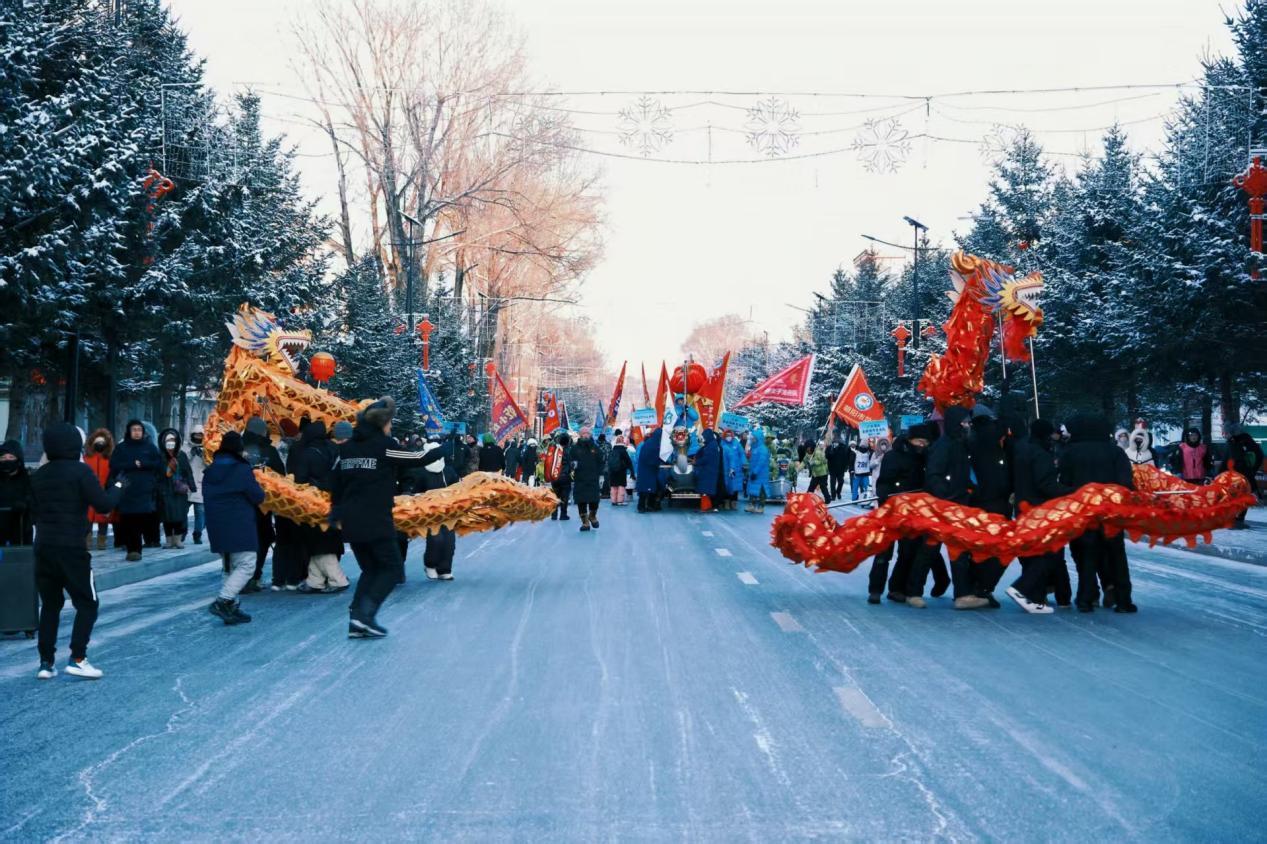 “龙腾雪韵”巡游现场 让“赏冰乐雪”更加深入人心