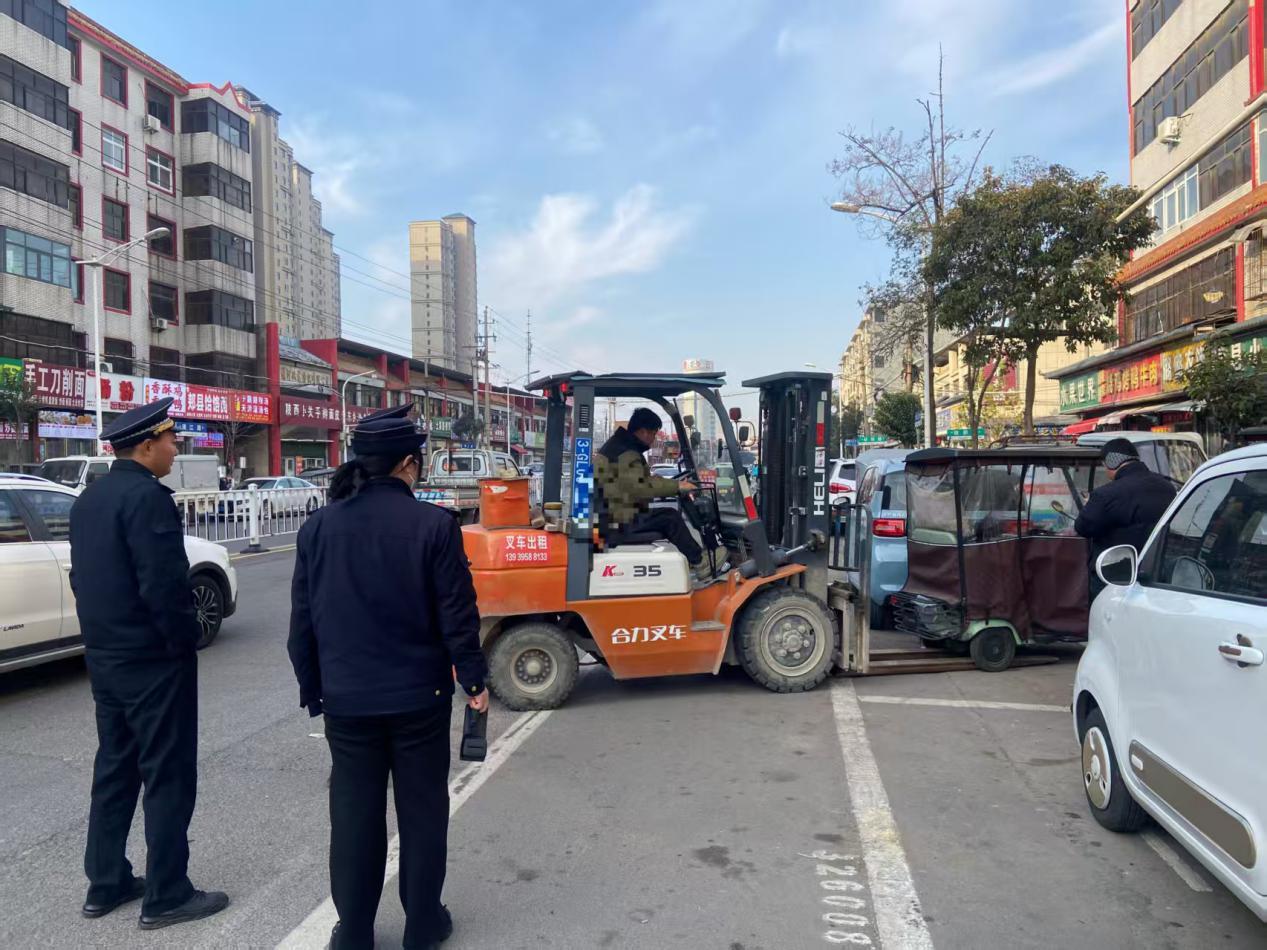 對醫(yī)院周邊違停車輛進行拖離