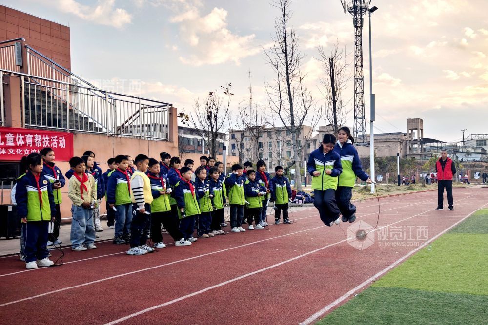 2025年12月23日下午，江西省抚州市南丰县教体文化交流协会组织志愿者开展的“运动相伴 健康成长”关爱留守儿童体育帮扶项目活动走进市山镇中心小学。