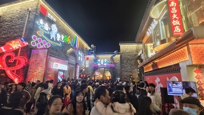 市民在万寿宫历史文化街区跨年(资料图)