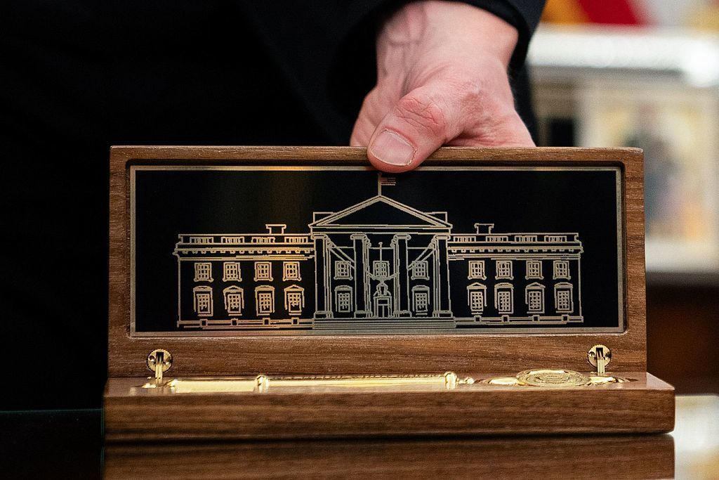 特朗普送李在明“白宫金钥匙”