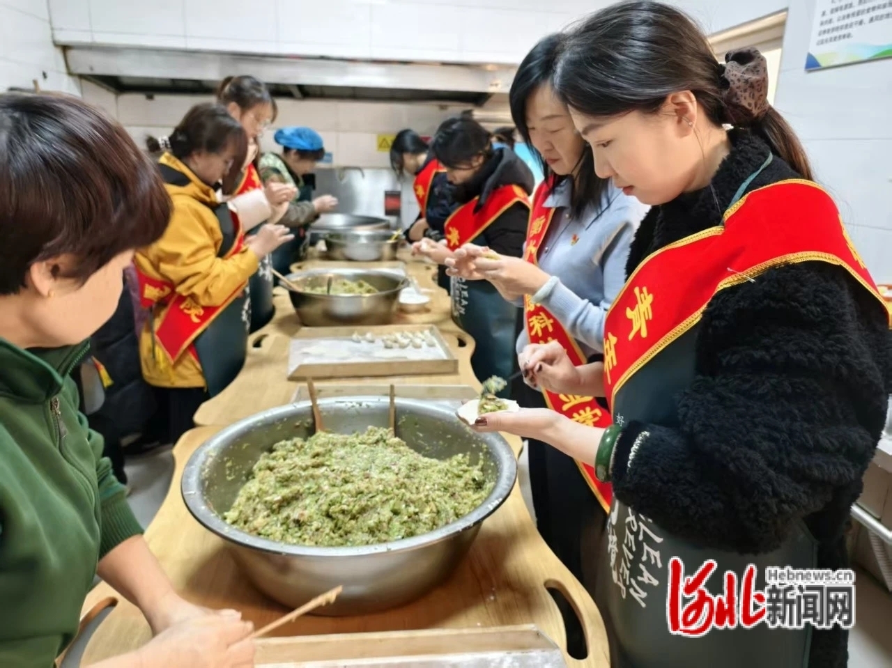 河北新闻网讯(孟宪峰、孔颖)近日,共青团衡水市委组织衡水健康科技职业学院志愿者到振华安济养老院开展“寸草心爱老敬老”志愿服务活动。