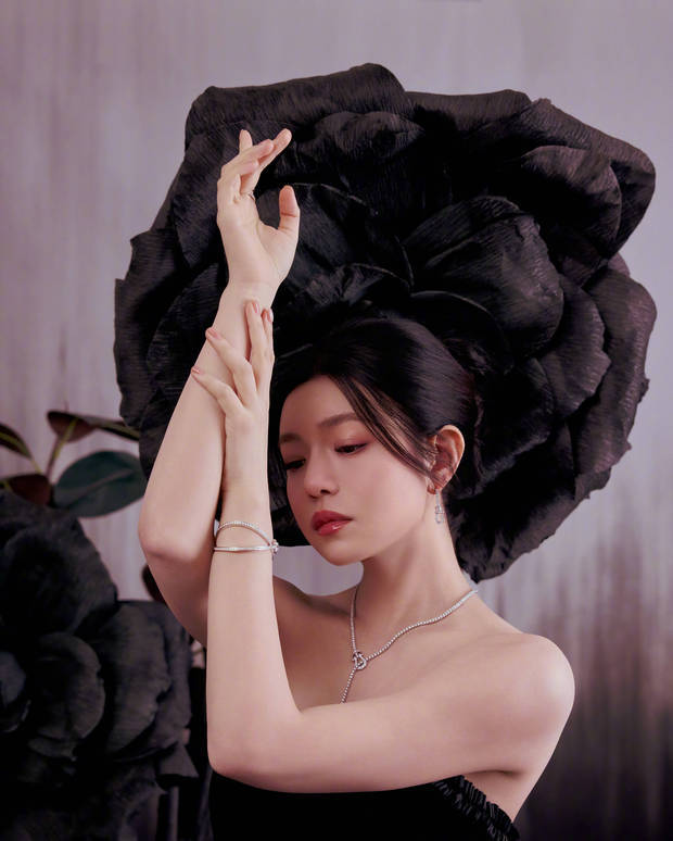 陈妍希双臂轻环肩头，项链与戒指细节亮眼。