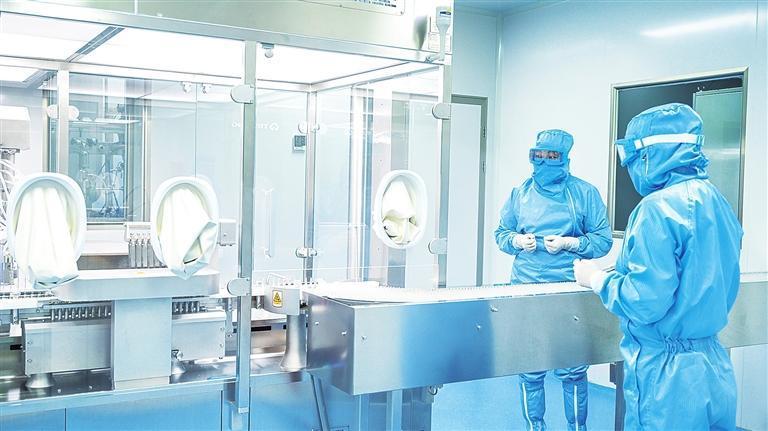 员工在祖师麻注射剂封瓶车间内紧盯针剂情况　本版图片均由兰州新区报记者　罗晋业　摄