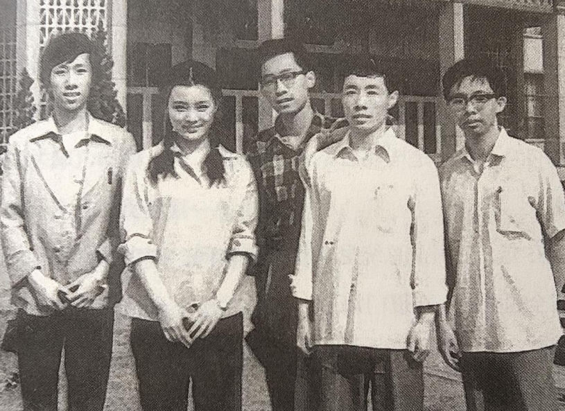 （陈冲在北大校园与同学们的合影，左一为庄诺同学）