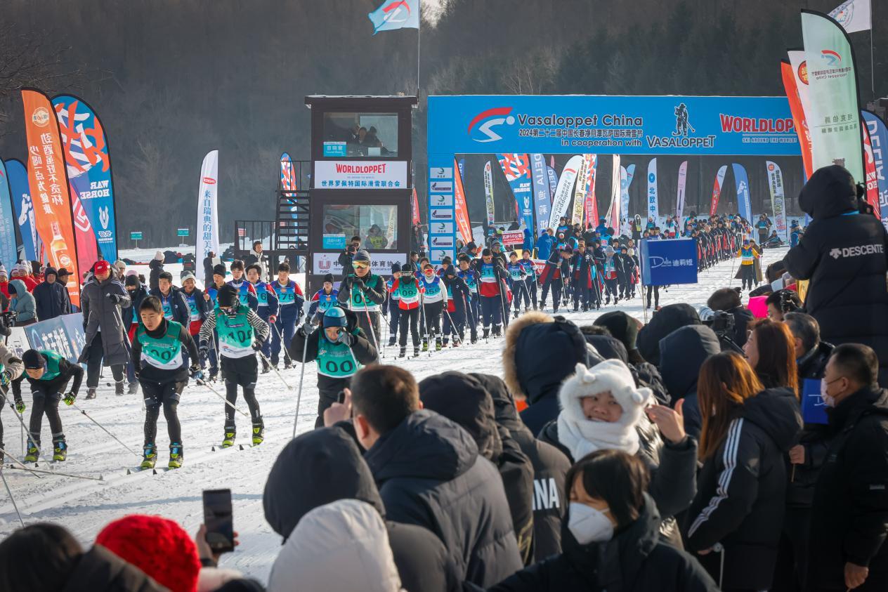 往届瓦萨国际滑雪节开跑场景。
