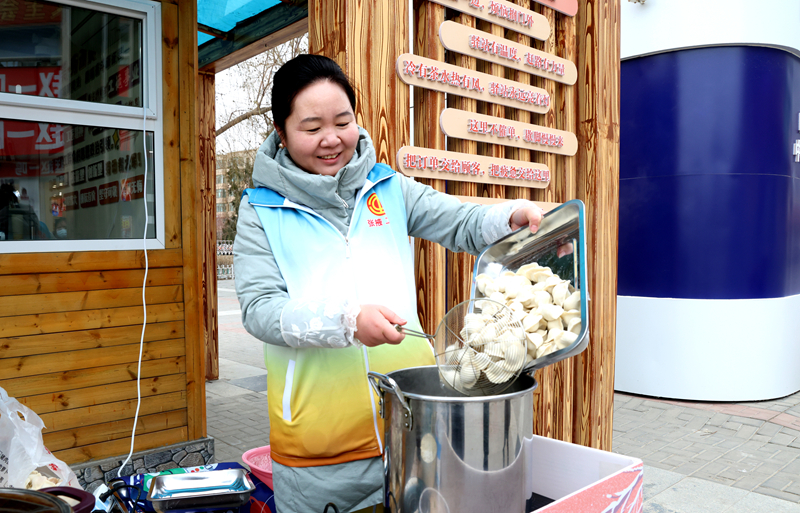 甘肃临泽冬至饺香四溢　劳动者get“娘家人”暖心关怀
