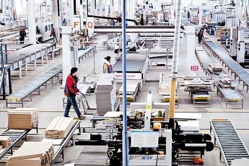 12月16日,在位于深州绿色智能家居产业园的黎明国际智能家居(深州)有限公司生产车间,家居板材沿自动输送带流转。 本报记者焦磊摄