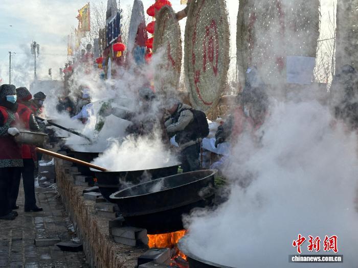 图为“牛娃子饭”烹饪现场　戴文昌　摄