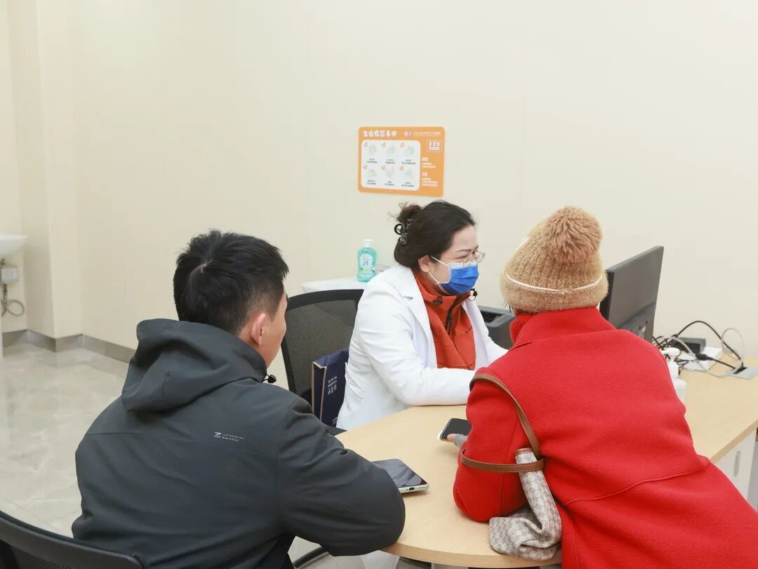 中南大学湘雅医院江西医院新医疗大楼内，医生正在接诊。