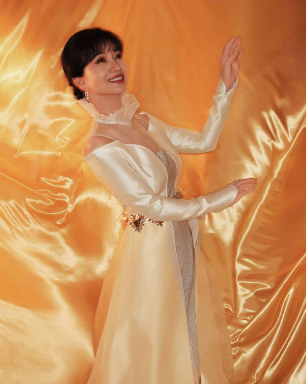 赵雅芝笑眼弯弯尽显优雅灵动。